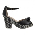 Buty na koturnie we wzorki